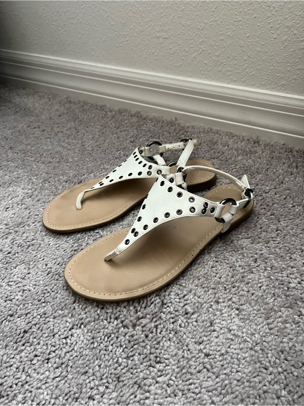 EUC Simply Vera Vera Wang Fireworks White Sandals 6